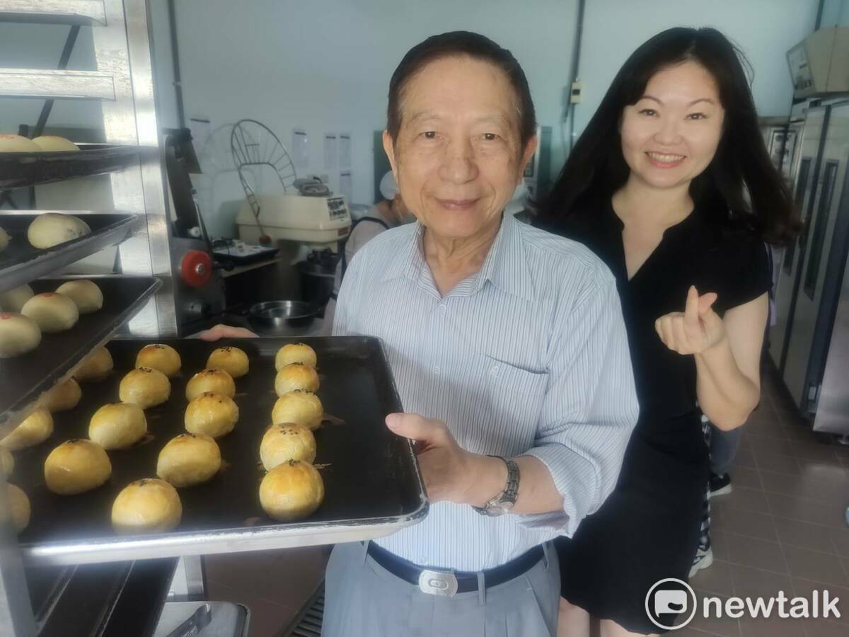 基金會董事長兼宏恩醫院總院長吳子鈞表示，它的內餡絕對與市面上的月餅不同，「因為裡面包的是愛心。」 圖：唐復年/攝