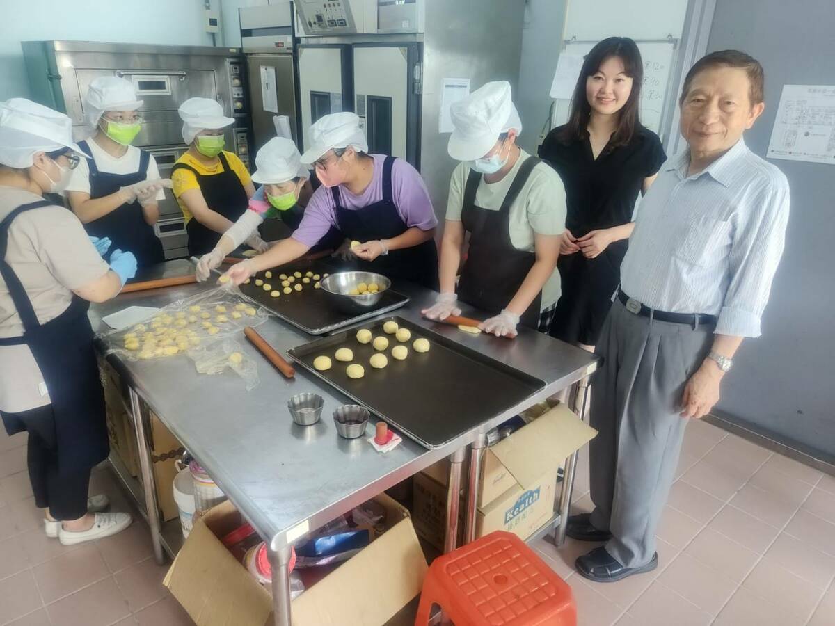 吳子鈞說，希望透過職能教育跟群體生活，讓喜願家園的病友跟家屬，也能夠融入社會的氛圍，感受中秋佳節的溫馨跟歡樂。 圖：唐復年/攝