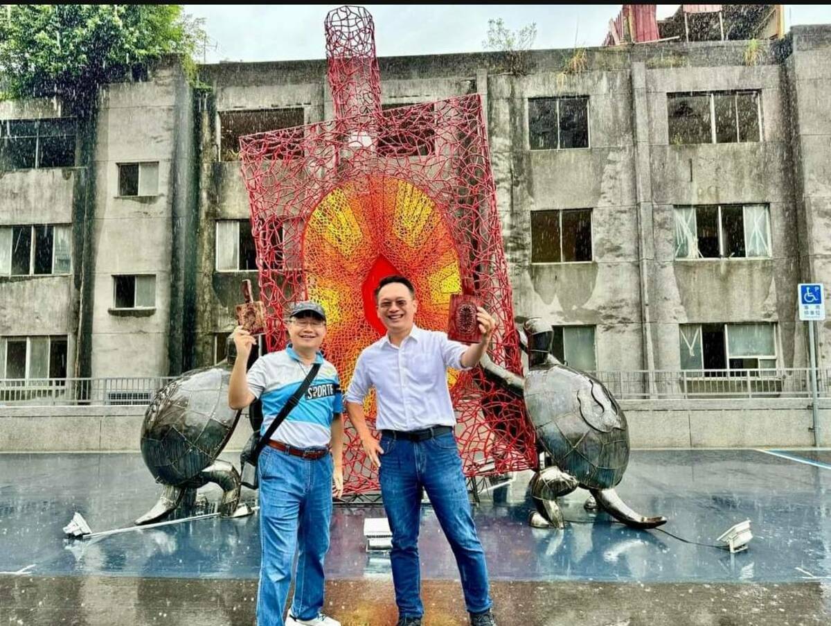 全台最大的紅龜粿印在龜山憲光二村，歡迎大家來打卡。 圖：翻攝蘇俊賓臉書