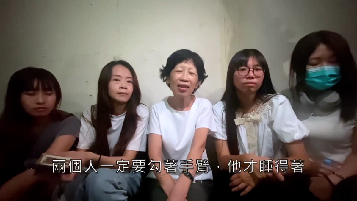 陳佩琪描述，當時柯文哲將病床調低，以便能夠在床邊舒適地陪伴她，並說：「他一定要握著我的手，兩個人要勾著手臂才睡得著。」 圖：翻攝自台灣民眾黨中央組織部臉書