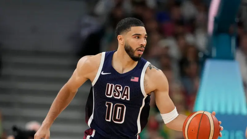 波士頓塞爾提克一哥Jayson Tatum，在巴黎奧運賽場上遭到「冷凍」，沒有獲得美國隊主帥Steve Kerr太多關愛眼神，也沒有太多表現機會。 圖：達志影像／美聯社