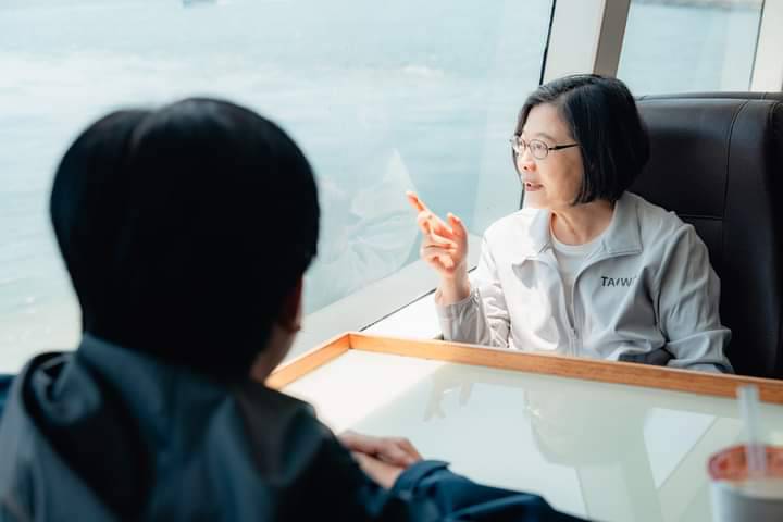 蔡英文(右)欣賞亞灣海景風光，覺得心情很放鬆。 圖：翻攝陳其邁臉書