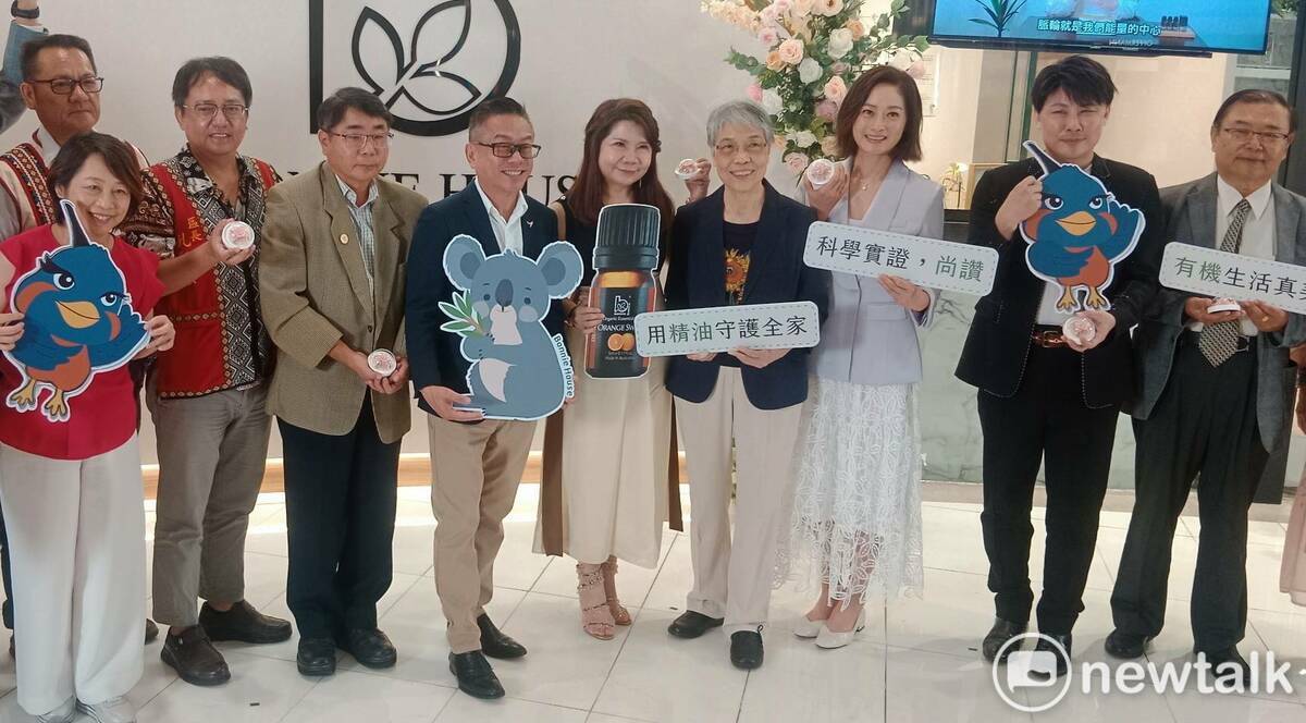 何美玥(右四)、劉瑞琪(右三)為張月園(右五)站台。 圖：孫家銘/攝