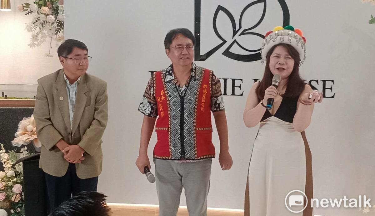 那瑪夏區長孔賢傑(中)感謝張月園(右)將義賣所得捐給區公所。 圖：孫家銘/攝