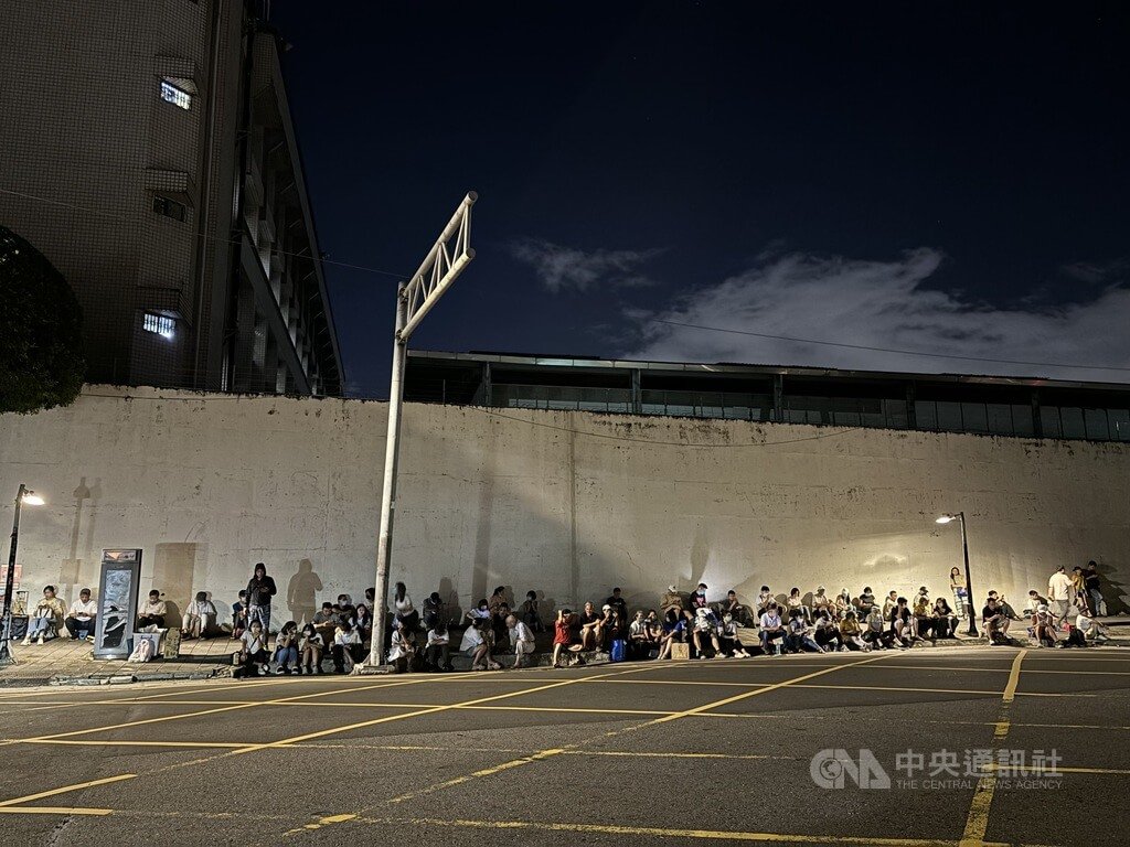 前台北市長柯文哲涉京華城案遭羈押在台北看守所，17日中秋節有約80名支持者晚間在北所外靜坐，陪伴柯文哲度中秋。 圖:中央社提供