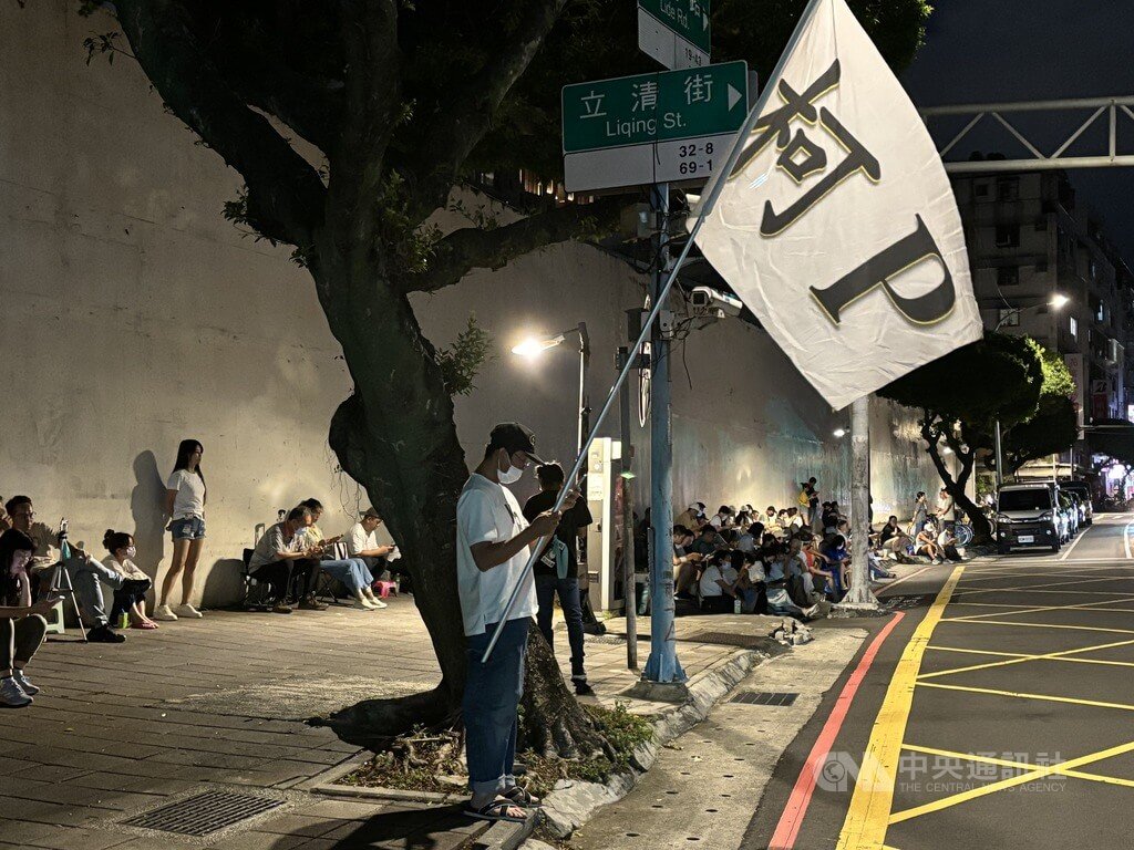 前台北市長柯文哲涉京華城案遭羈押在台北看守所，17日中秋夜，晚間有約80名支持者到北所外靜坐陪伴，還有人舉著白色的「柯P」旗幟。 圖:中央社提供