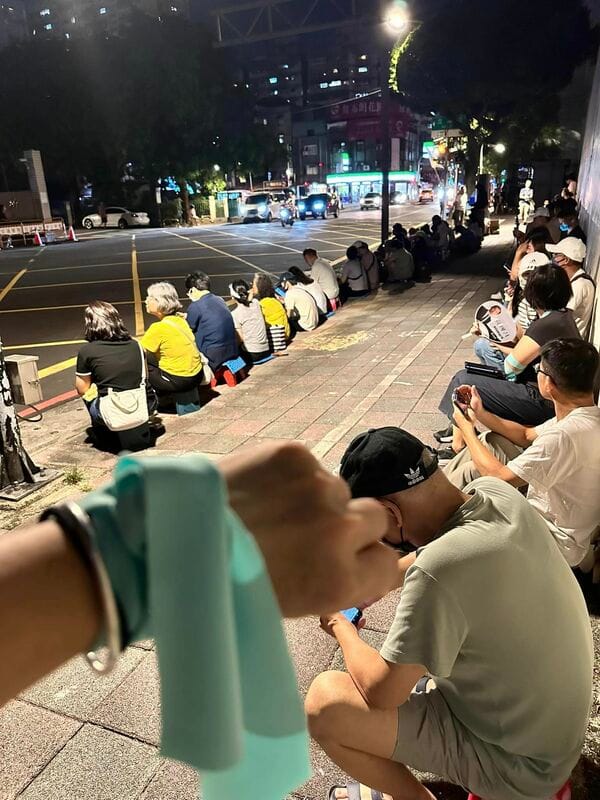 小草在北所外靜坐陪遭羈押的柯文哲過中秋節，律師林智群嘲諷，爹親娘親都沒主席親，網友大酸「領20萬的沒去，沒領錢自己送過去」 圖：取自台灣民眾黨小草天地臉書
