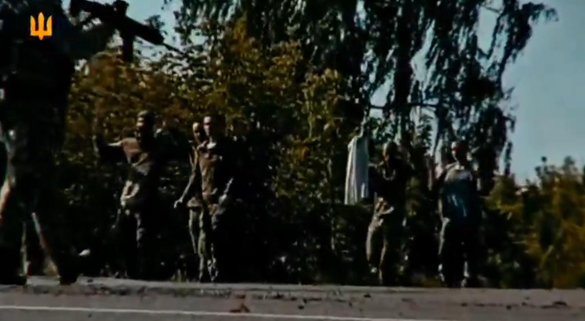 烏軍在庫爾斯克成功俘獲 13 名俄軍，其中 4 人重傷。 圖：翻攝自 NOELREPORTS X 帳號