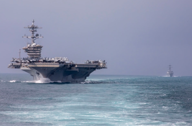 美國海軍 美軍航母林肯號（CVN 72）(前)和驅逐艦彼得森號（DDG 121）。 圖 : 翻攝自單手搓核彈