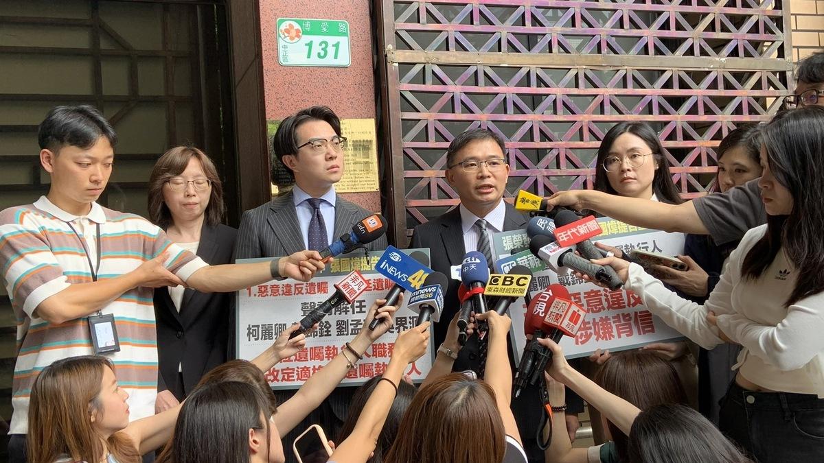 已故長榮集團總裁張榮發指定繼承人張國煒，18日委託律師團到台北地檢署按鈴控告張國華及四位遺囑執行人背信，聲請解任遺囑執行人職務。 圖：律師團提供