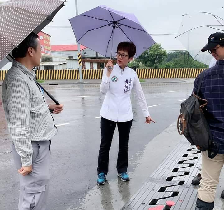 黃秋媖(中)關心地方大小事。 圖：翻攝自黃秋媖臉書