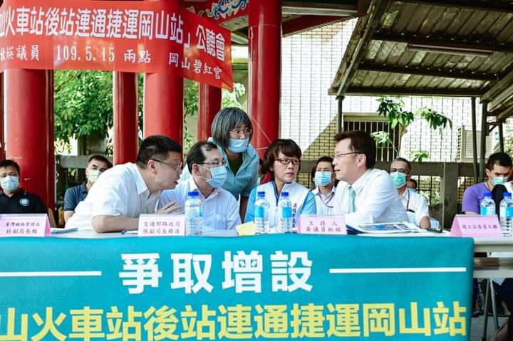 黃秋媖(前排右二)爭取地方建設不遺餘力。 圖：翻攝自黃秋媖臉書
