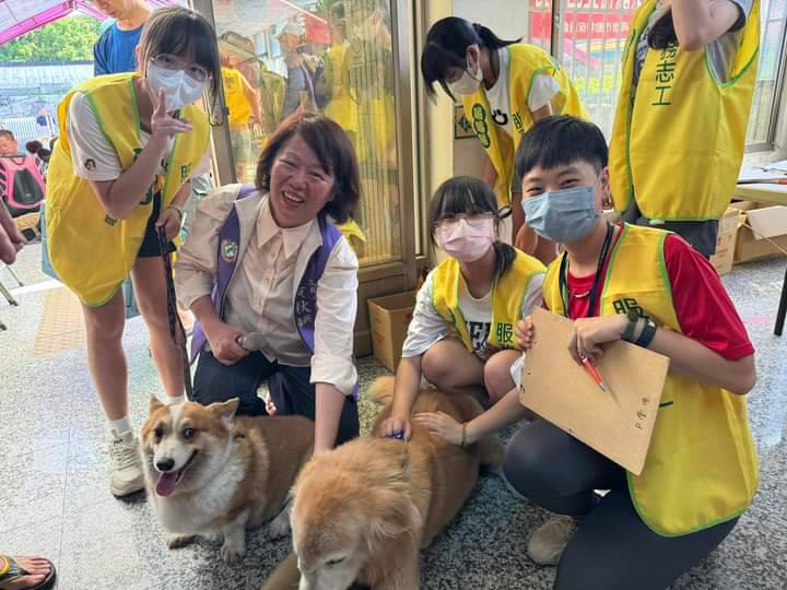 黃秋媖(左二)贏得「動保議員」稱號。 圖：翻攝自黃秋媖臉書