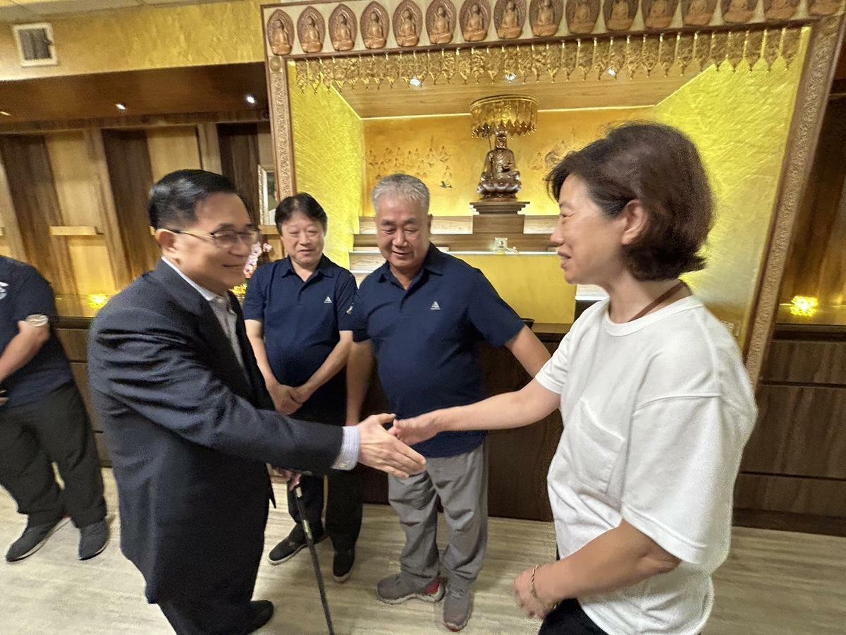 陳水扁特別至張榮華靈堂上香並與張榮華女兒張秀美握手。 圖：邱萬興/攝