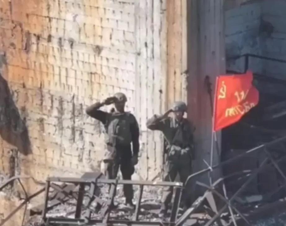烏克蘭斯克昨（17）日被俄軍第 114 摩步旅插旗佔領。 圖：翻攝自熊熊點兵