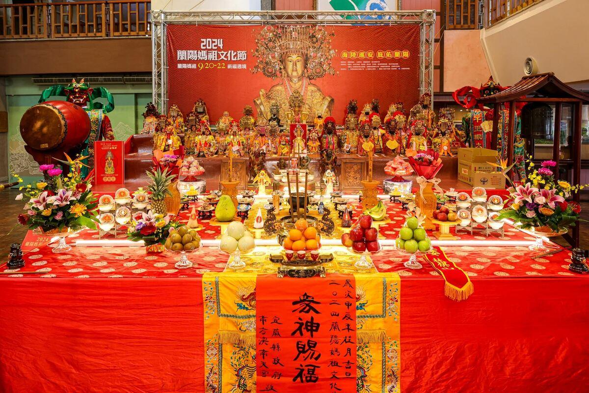 宜蘭年度宗教盛事「2024蘭陽媽祖文化節」，縣境內近40尊神尊齊聚宜蘭縣政府大廳會香。 圖：宜蘭縣政府提供