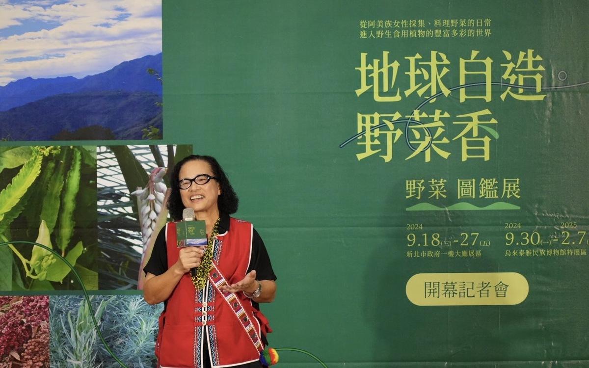 策展人Dongi Kacaw吳雪月為民眾講解野菜知識。 圖：新北市原民局/提供