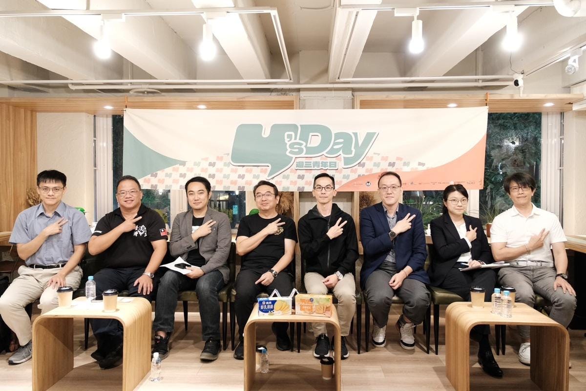 Y’s Day「週三青年日」18日晚上舉辦第71場活動「危機來了怎麼辦？如何建立台灣國家韌性」。舞台上由左至右為陳方隅、柳育漢、洪國鈞、單信瑜、譚偉恩、司徒嘉恆、黃品瑜、董思齊。 圖：Y’s Day「週三青年日」提供