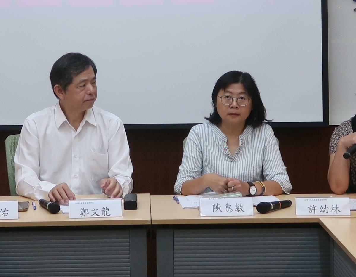 台灣陪審團協會理事長鄭文龍(左)與監所關注小組執行長陳惠敏。 圖：林朝億/攝