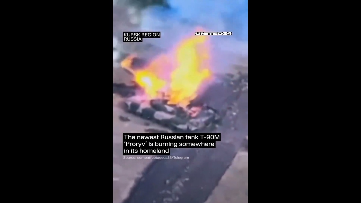 俄軍的 T-90 坦克在庫爾斯克地區被烏軍擊毀。 圖：擷取自 @Israelwaronhama X 分享影片