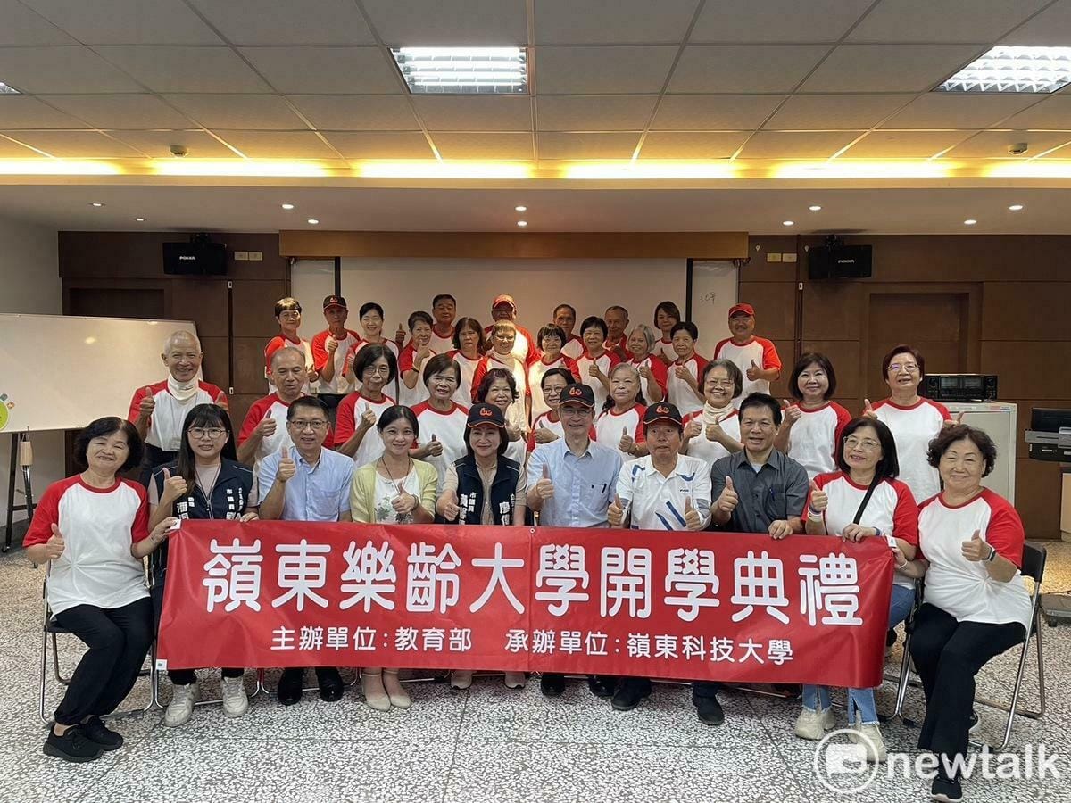 嶺東科大樂齡大學開學典禮大合照。 圖：唐復年/攝