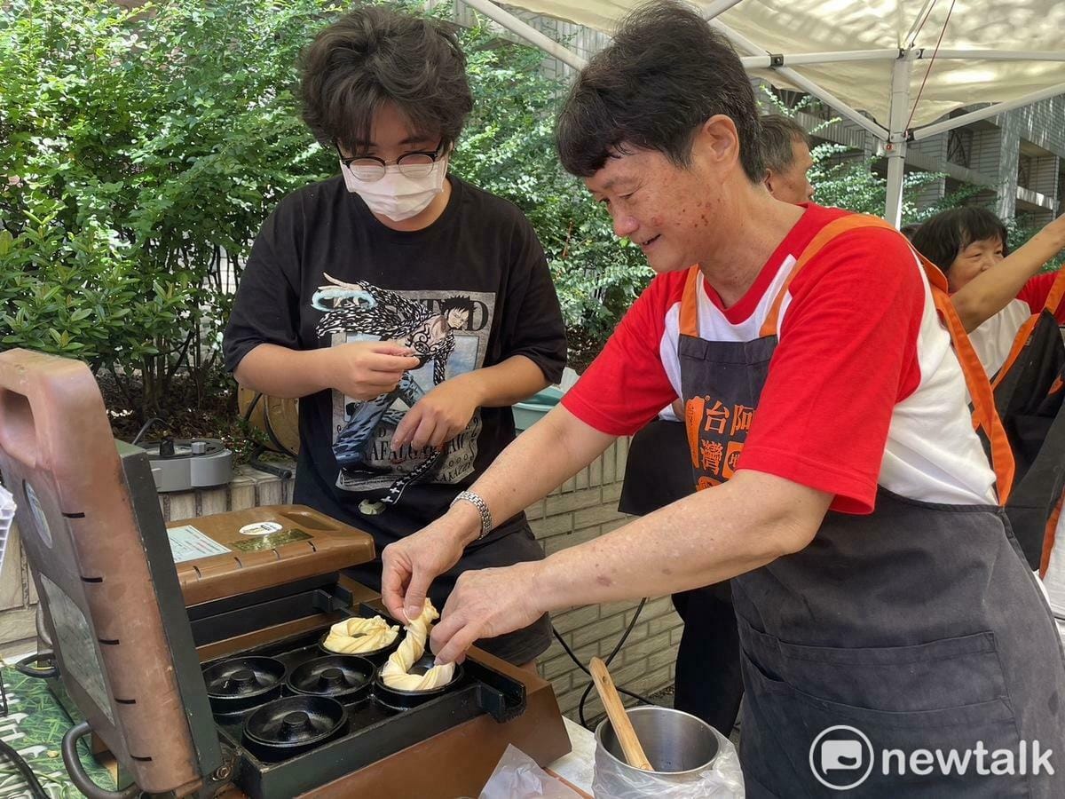 樂齡學員用心學習烘焙甜甜圈。 圖：唐復年/攝