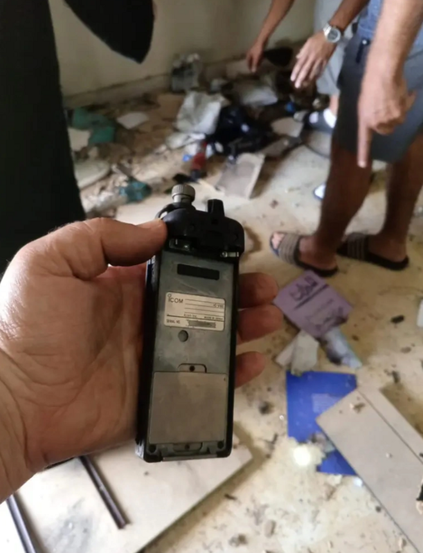 繼 9 月 17 日的大規模傳呼機爆炸事件後，黎巴嫩真主黨成員的對講機再次發生爆炸，導致嚴重傷亡。據當地報導，這次爆炸已經造成至少 20 人死亡，450 人受傷。 圖: 翻攝自騰訊網