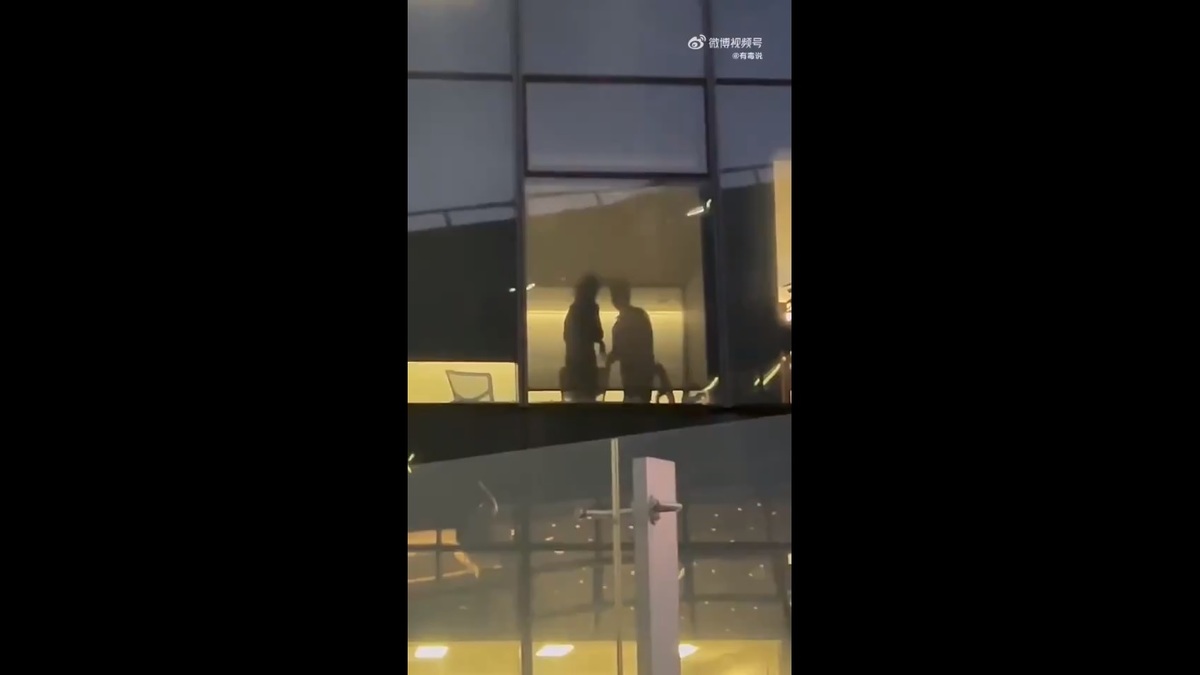 一男一女在騰訊濱海大樓辦公室內的親密舉動被同事目擊並拍攝影片上傳到網路上，吸引大量網有「吃瓜」關注。 圖：擷取自 @xinwendiaocha X 分享影片