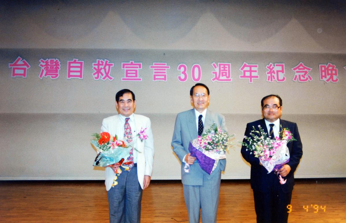 謝聰敏（左起）、彭明敏、魏廷朝三人1964年提出《台灣人民自救宣言》。 圖：張慶惠提供