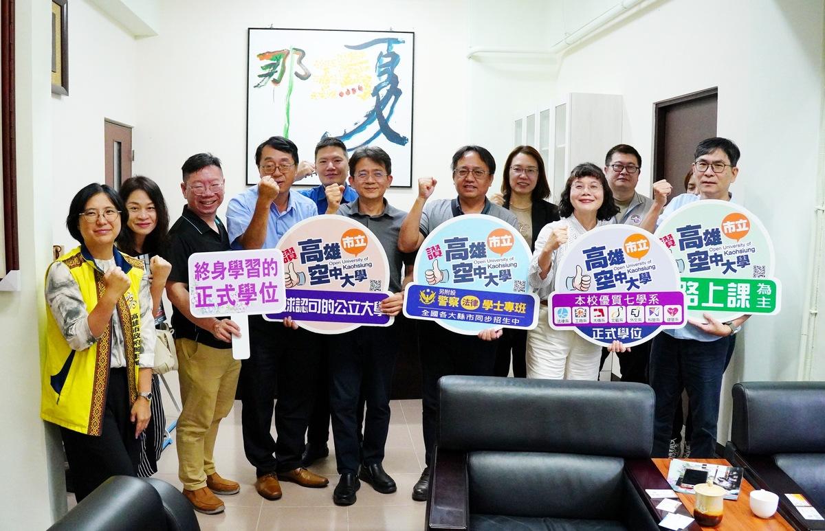 陳月端(前排右二)率團前往高雄原鄉招生宣傳。 圖：高雄空大提供