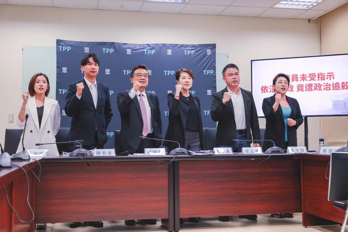 民眾黨今召開「審容積變圖利 政治追殺何患無辭？」記者會，黨籍立委黃珊珊、林國成、黨團主任陳智菡、黨籍台北市議員陳宥丞、張志豪、黃瀞瑩、林珍羽出席。 圖：民眾黨 / 提供