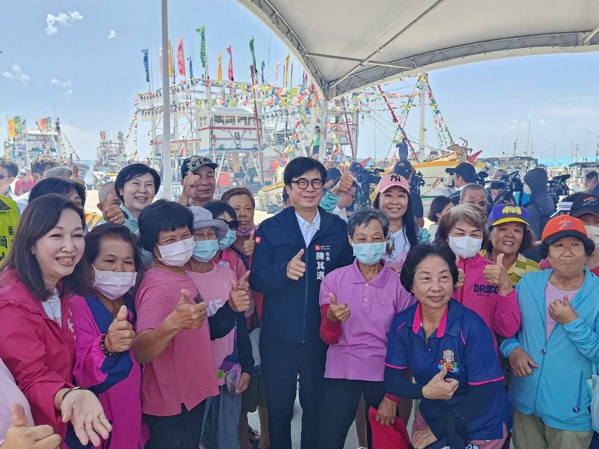 陳其邁(中)、地方民代及民眾迎接大船入港。 圖：高雄市海洋局提供