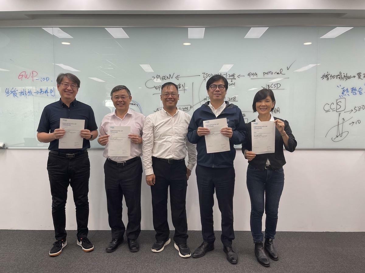 陳其邁(右二)通過國際查驗機構考試取得碳中和證書。 圖：高雄市環保局提供