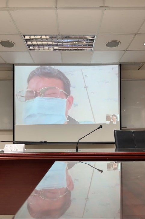 割頸案被害國中生父親透過視訊表達強烈不滿。 圖：翻攝石一佑臉書