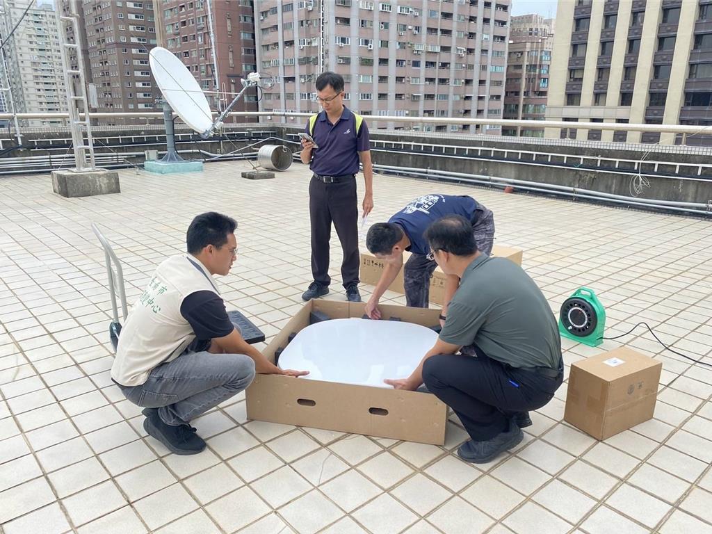 因應可能造成通訊中斷，數位發展部已調度5套可攜式低軌衛星設備予高雄市及屏東縣政府運用。 圖：消防署提供