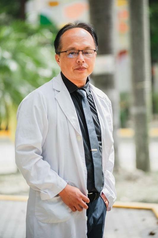 台中醫院腫瘤內科醫師陳駿逸說，HER2陽性乳癌患者終其一生有30%-50%的機率會出現癌細胞轉移，目前轉移性HER2陽性乳癌第一線治療，主要採取化學治療加上標靶治療提高患者存活率。 圖：台中醫院/提供