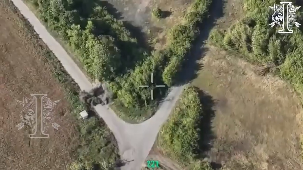 近期烏軍在庫爾斯克地區仍持續獲得進展，圖為烏軍特種部隊第 8 獨立特別用途團的士兵使用地面無人機，對俄軍的陣地發動攻擊。 圖：擷取自 @NOELreports X 分享影片