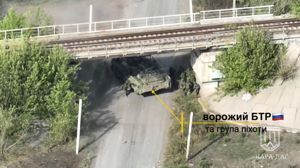 俄軍躲在橋下的裝甲車被烏克蘭國民防衛隊發現。 圖片來源 : MILITARNYI