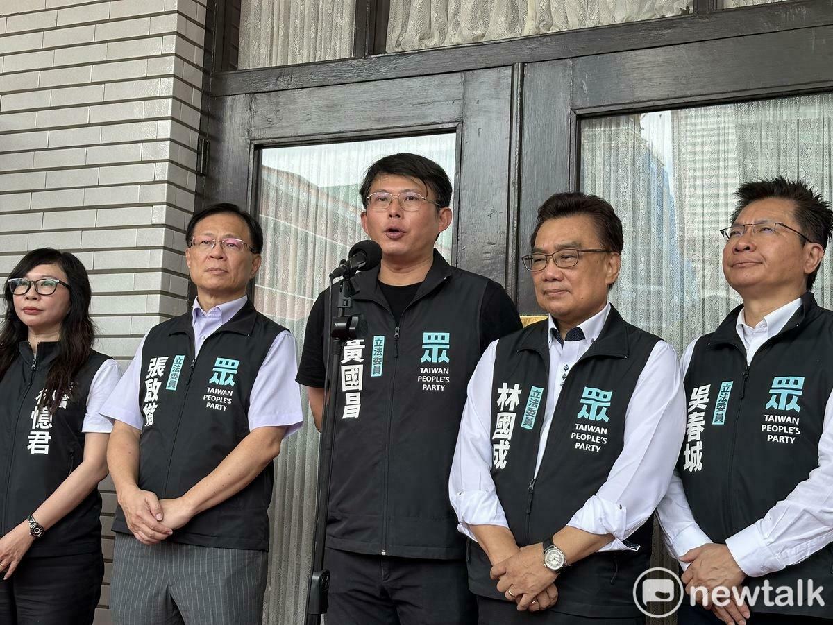 民眾黨團總召黃國昌（中）、左起黨籍立委林憶君、張啓楷、林國成、吳春城。 圖：周煊惠 / 攝