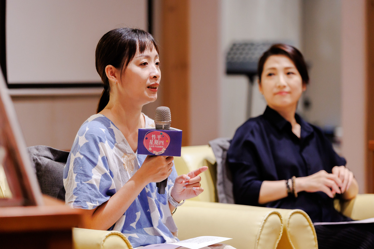 性平講師諶淑婷分享如何在家中落實民主教育，鼓勵親子一同參與社會議題。 圖：民進黨提供