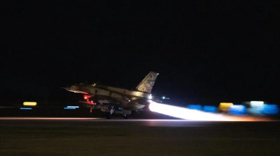 以軍戰鬥機 19 日升空，執行對黎巴嫩真主黨的打擊任務。 圖：翻攝自新華社