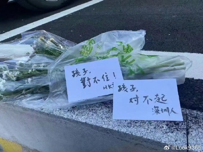 日本小學生在深圳被殺害的事件發生後，部分中國民眾自發地將花束送到深圳日本學校門口表示哀悼。 圖：翻攝自 @whyyoutouzhele X 帳號