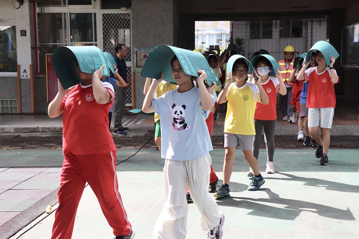 學生迅速往規劃的集結場地集合。 圖：高雄市教育局提供