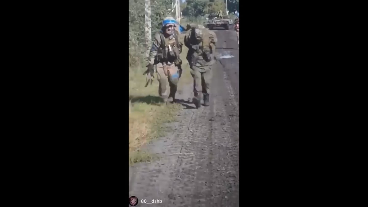 烏克蘭第 80 空中突擊旅士兵在庫爾斯克地區俘獲投降俄軍士兵。 圖：擷取自 @NOELreports X 分享影片