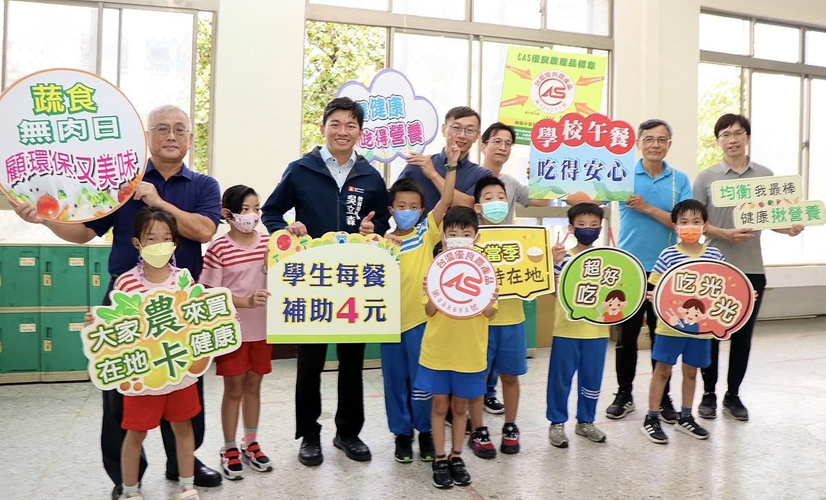 吳立森(左三)強調高市重視學校午餐品質，也加碼補助餐費減輕家長負擔。 圖：高雄市教育局提供