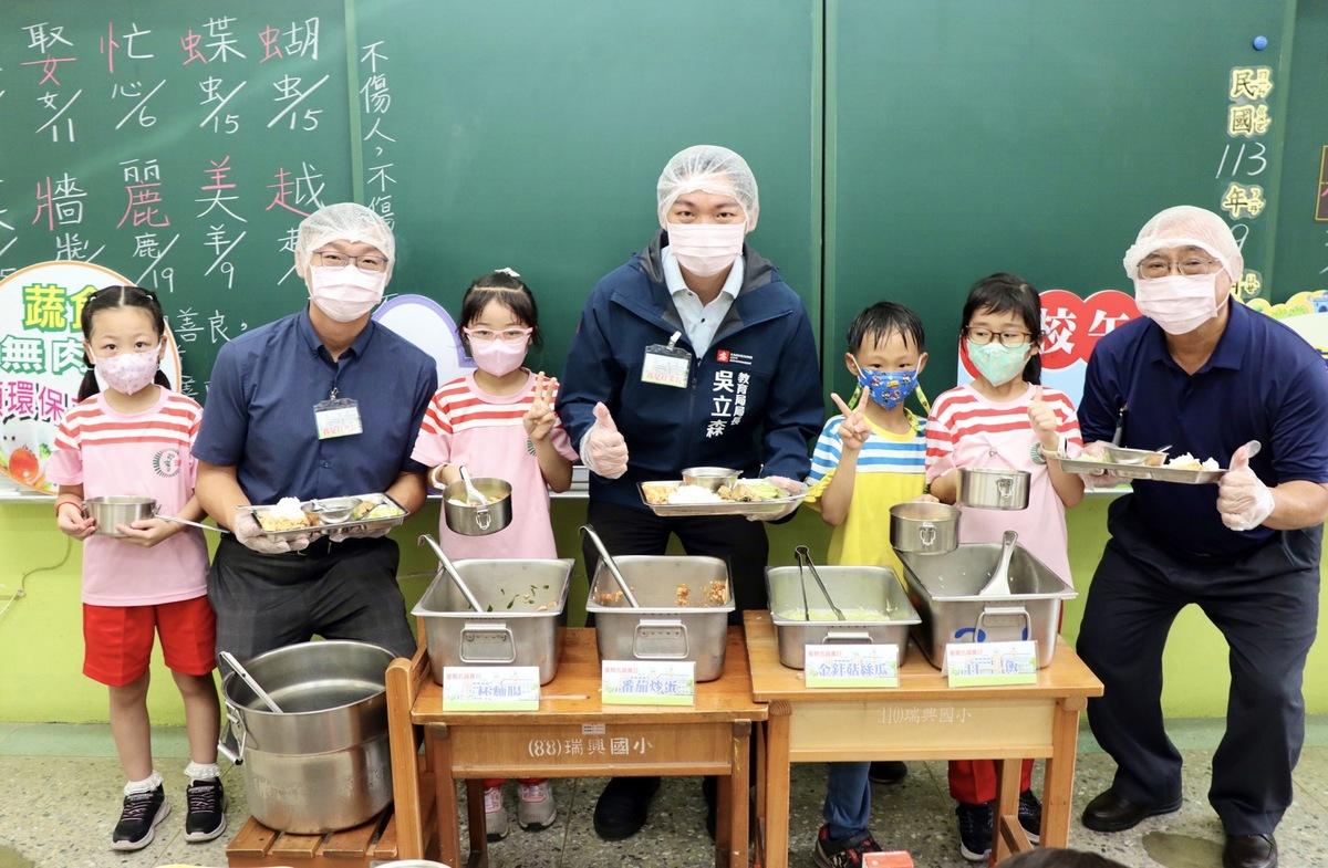 吳立森(中)親自幫學生盛上豐盛的午餐料理。 圖：高雄市教育局提供