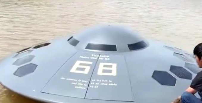 越南男子自製「 UFO 造型小艇」影片被中國網友「搬運」，陰錯陽差的激起大量網友的「自豪感」。 圖：翻攝自 @Michael5487652 X 帳號