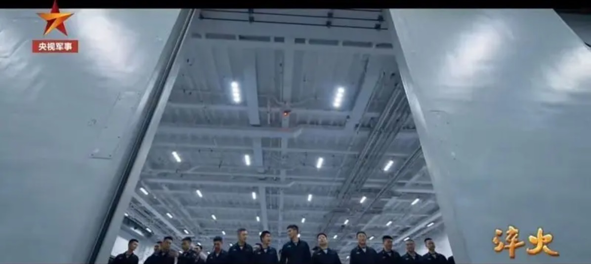 官媒《央視》曝光福建號航空母艦機庫門改用美式航艦的兩段開合式、硬式防火門設計。 圖：「微博」央視軍事截圖