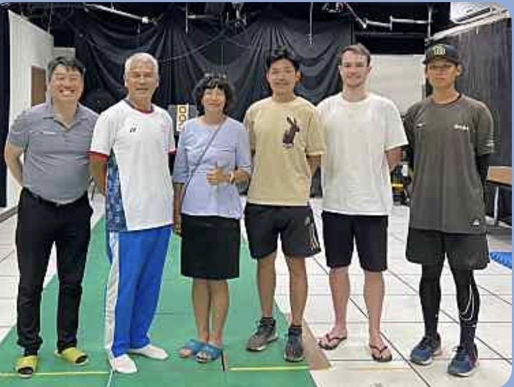 訪問位於桃園的國體大，左起楊智偉、黃啓煌教授、湯文慈院長（競技學院院長）及學生，湯院長歡迎楊智偉一起合作研發運動軟體。 圖：楊智偉提供