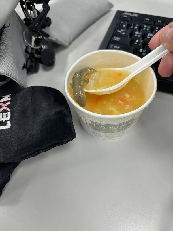 民眾在threads上發文表示，自己午餐購買玉米濃湯，吃一半才發現「被加料」。 圖：翻攝自 threads